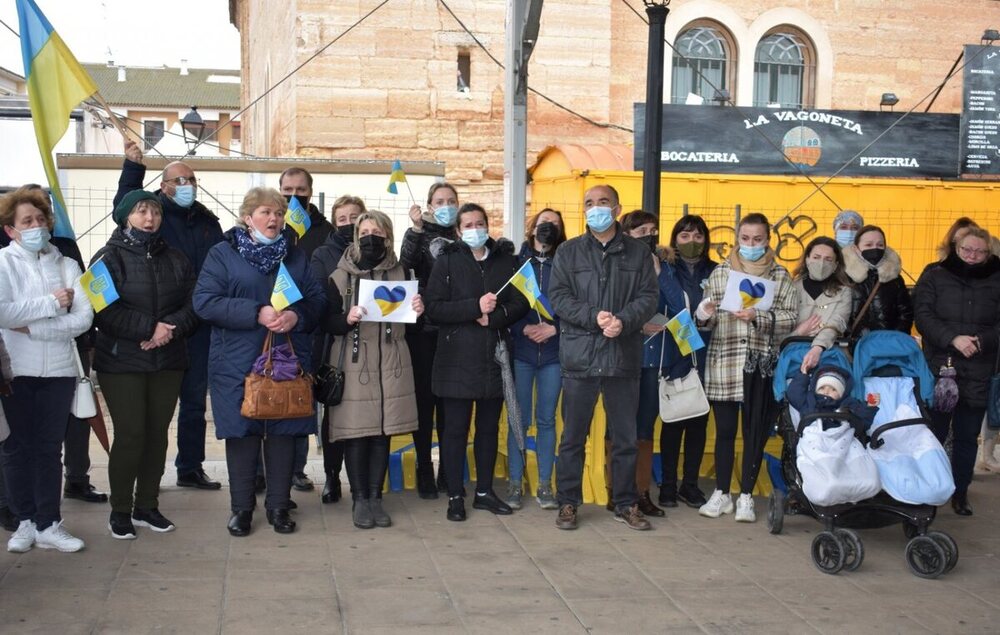 Los ucranianos piden dinero para su país en guerra dos años
