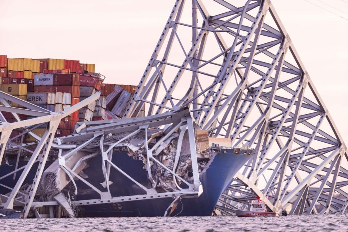 Baltimore bridge collapses after being hit by cargo ship  / JIM LO SCALZO