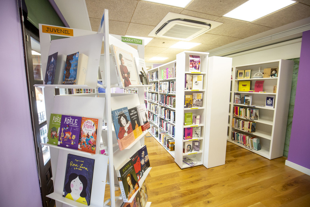 La consejera de Igualdad, Sara Simón, ha visitado las nuevas instalaciones de la biblioteca.