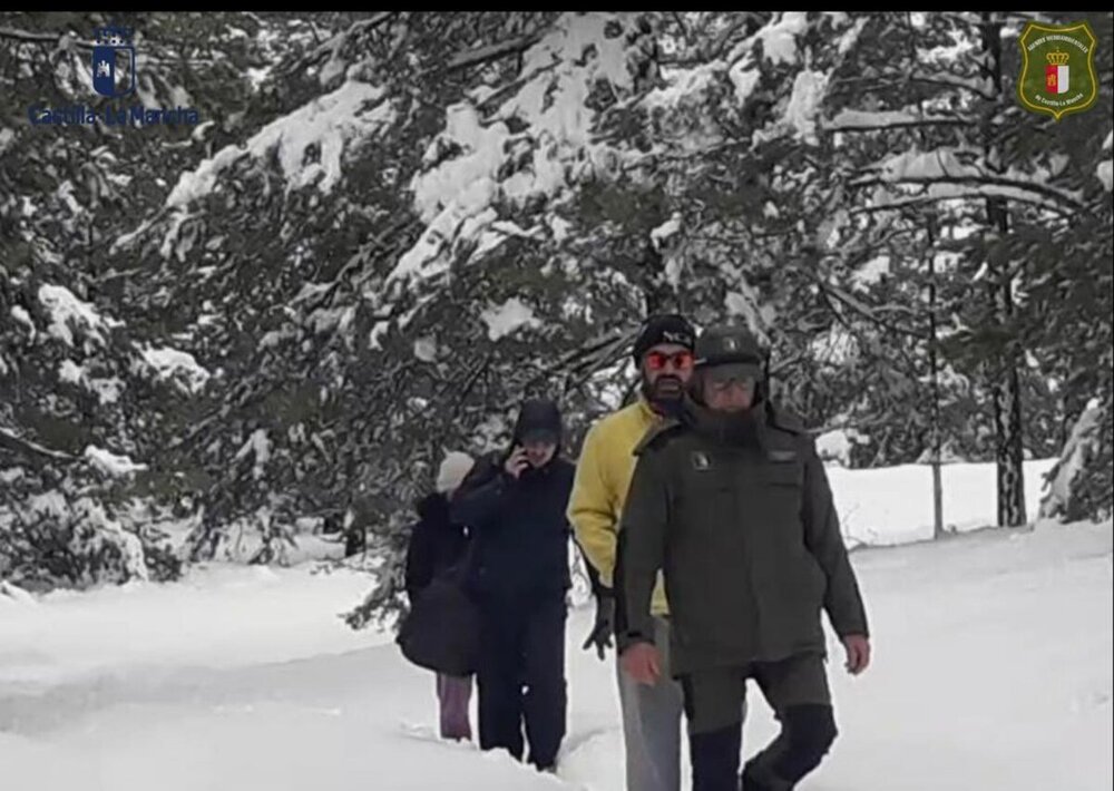 Rescatan de un refugio a 4 atrapados por la nieve en Huerta del Marquesado (Cuenca).