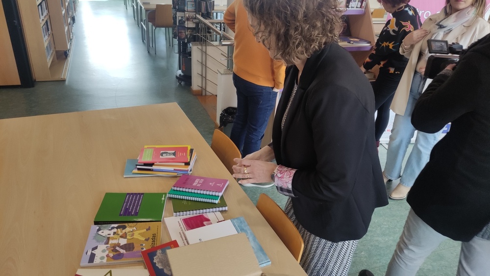 La Biblioteca recibe lote de libros con perspectiva de género 