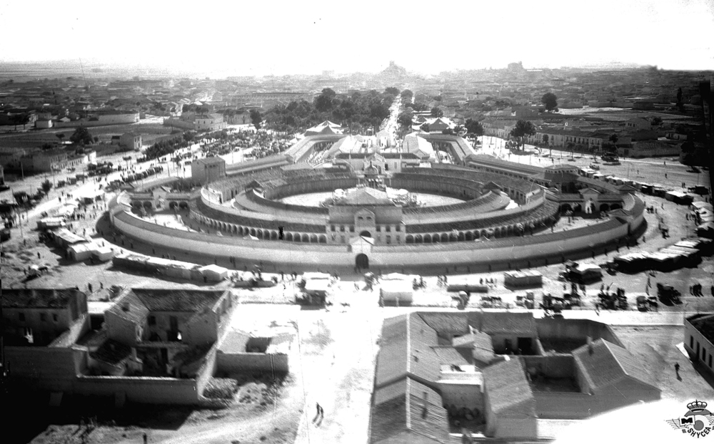 El recinto ferial en 1944, recién remodelado por Julio Carrilero y Manuel Ortiz.