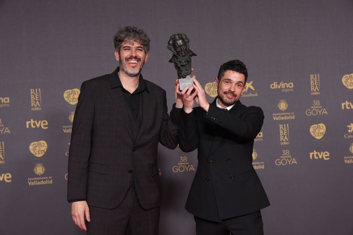 Los editores de cine Andrés Gil y Jaume Martí posan tras recibir el Goya a ´Mejor montaje´ por su trabajo en ´La sociedad de la nieve´  / RAÚL TERREL