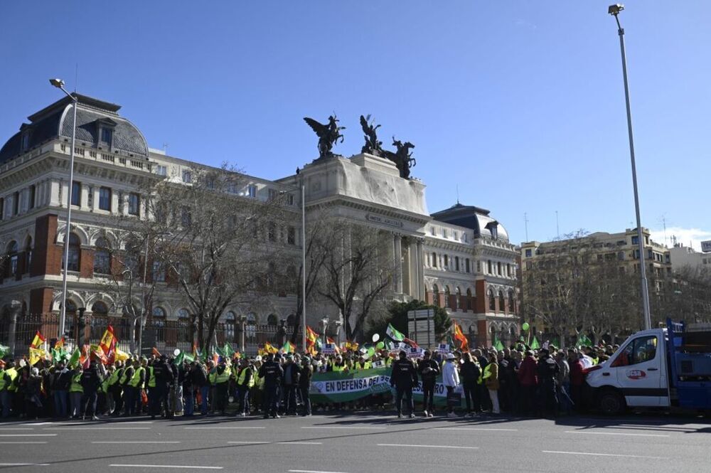 Agricultores durante una concentración frente al Ministerio de Agricultura, a 26 de febrero de 2024, en Madrid (España). Un centenar de tractores y miles de agricultores, convocados por las organizaciones agrarias Asaja, COAG y UPA, procedentes de to