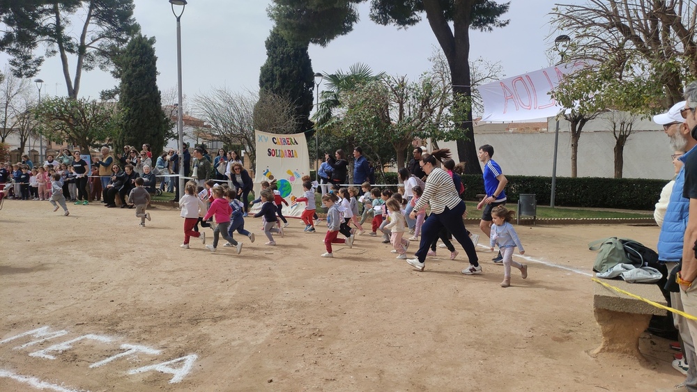 Los niños de Virrey ponen un olivo y corren por sus iguales