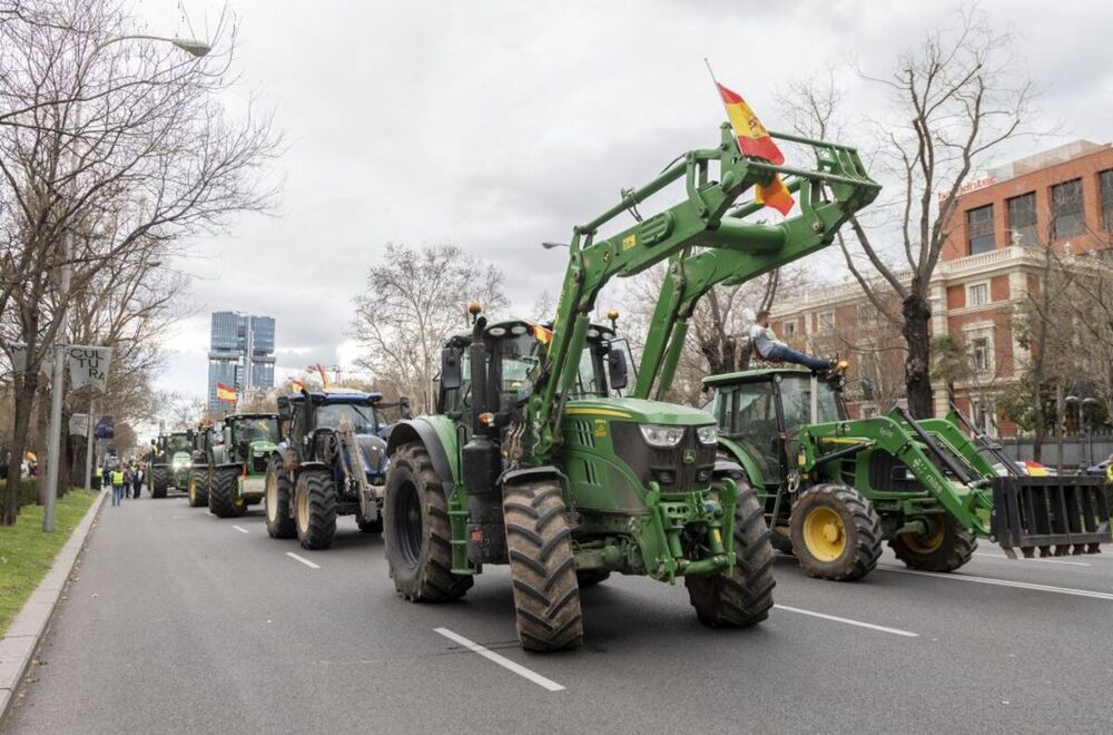 Miles de agricultores recorren Madrid exigiendo apoyo y respeto