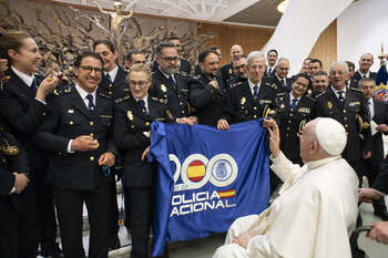 La Policía Nacional recibe la bendición papal en bicentenario