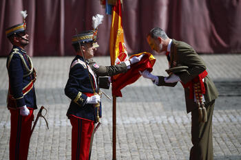 Felipe VI jura bandera por el 40 aniversario de su promoción