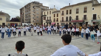 La música resonó con los niños en la plaza de Villarrobledo