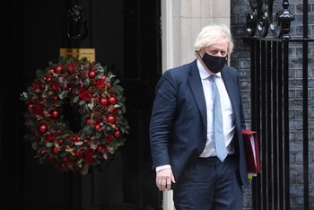 Una fiesta en Downing Street pone contra las cuerdas a Johnson