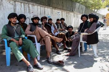 Los talibanes cuelgan en público a cuatro secuestradores