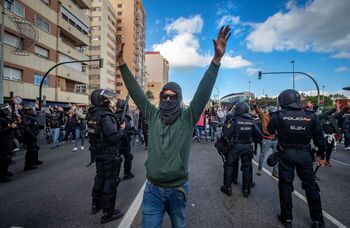 Policía y manifestantes vuelven a enfrentarse en Cádiz