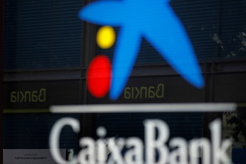 CaixaBank reduce a 7.400 los despidos del ERE