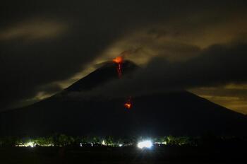 La erupción del volcán Semeru deja un muerto y 41 heridos