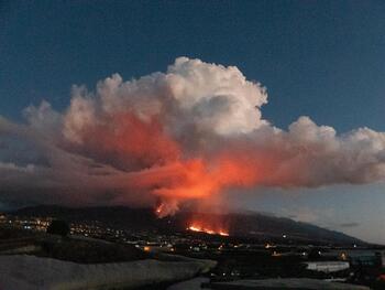La lava del volcán de La Palma avanza ocho hectáreas