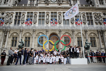 La bandera olímpica vuelve a ondear en París