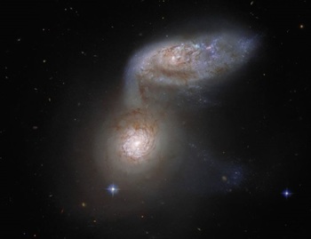 Una danza galáctica a más de 100 millones de años luz