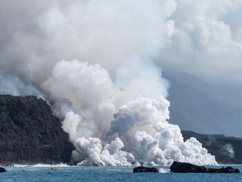 La lava del Cumbre Vieja llega por tercera vez al mar