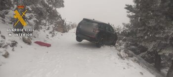 Rescatan a una familia atrapada en la nieve