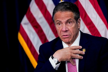 El gobernador de Nueva York dimite por presunto acoso sexual