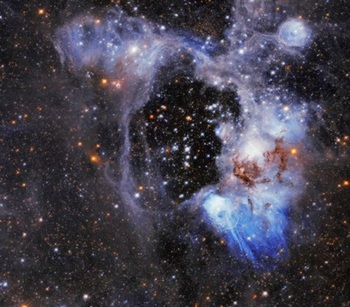 Una misteriosa 'superburbuja' crea un hueco en una nebulosa