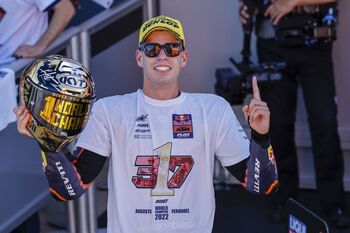 Augusto Fernández se proclama campeón de Moto2