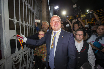 El alcalde abre la Puerta de Hierros