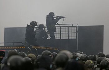 Las fuerzas kazajas matan a 26 personas para frenar la rebelión