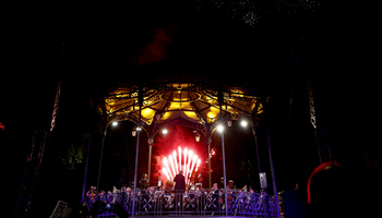 Música y fuegos de artificio ponen broche de oro a la Feria
