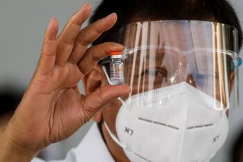Filipinas detendrá a los no vacunados que burlen el confinamiento