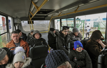 Salen los primeros autobuses de Sumy para evacuar civiles