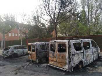 Arden tres vehículos más en Caudete