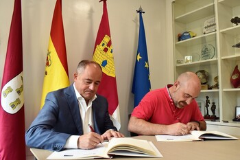 Ayuntamiento y Fecom firman un convenio