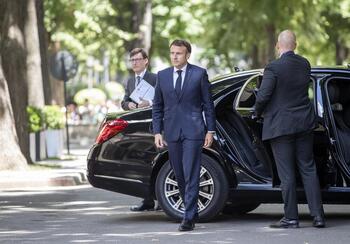 Macron rechaza la dimisión de la primera ministra