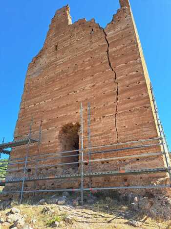 Los andamios ya rodean la Torre de Haches en Bogarra