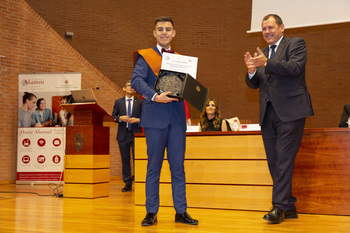 Estudiantes de la UCLM recogen los premios de fin de grado
