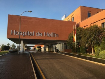 Un trabajador ingresa en el Hospital de Hellín por una caída