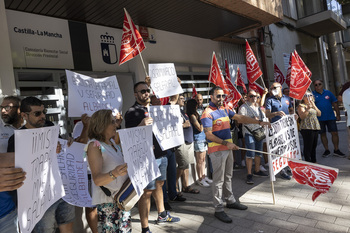 Vigilantes del centro Albaidel exigen la igualdad salarial