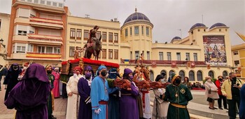 Unas 2.000 personas desfilan en la procesión de Hellín
