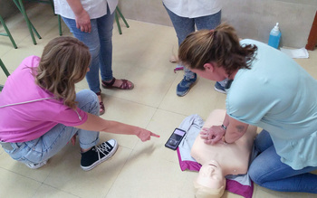 Enfermeras de Primaria forman en primeros auxilios a docentes