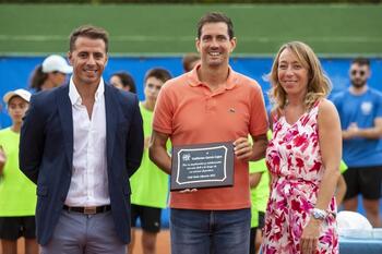 García López recibió un sentido homenaje en el Club de Tenis