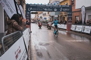 La lluvia no pudo con el espectáculo ciclista en Ontur