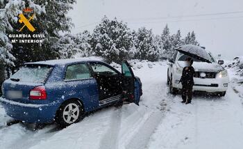 La nieve corta carreteras en Albacete en pleno mes de abril