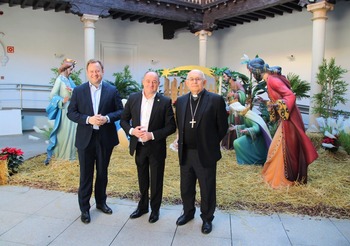 El obispo y el alcalde visitan el belén de la Posada