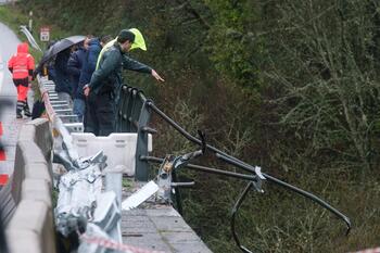 Cinco fallecidos tras caer un autobús al río en Pontevedra