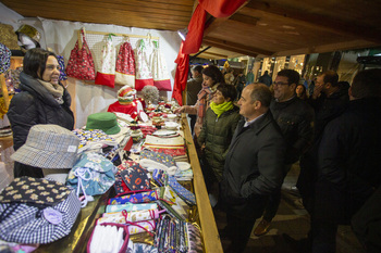 La apertura del mercado suma ambiente navideño al centro