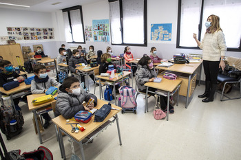 Hay 19 aulas aisladas y 145 docentes de baja en la provincia