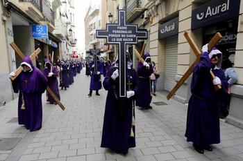 Un Vía Crucis jalonó el centro de Albacete en Viernes Santo