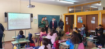 Alumnos del colegio Mayor Zaragoza reciben la visita del 112