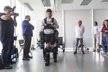 Un nuevo exoesqueleto en Parapléjicos para el paseo sin apoyos